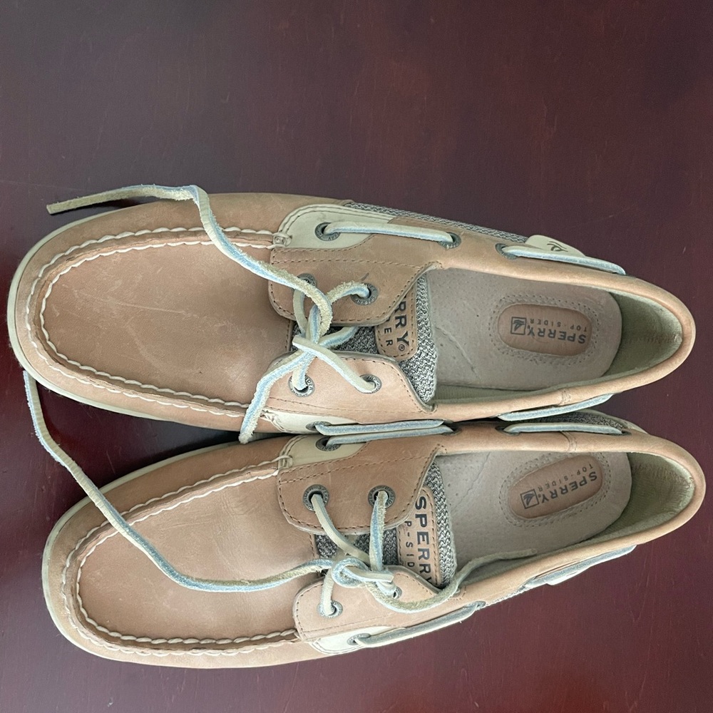 Size 9 Sperry boat shoes. Worn once. In excellent condition
